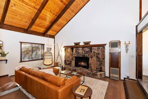 living room with fire place (1)