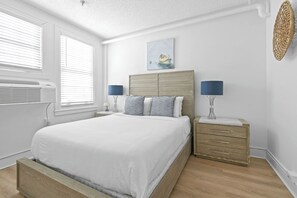 Queen size bed, clean linens. Windows for natural sunlight.