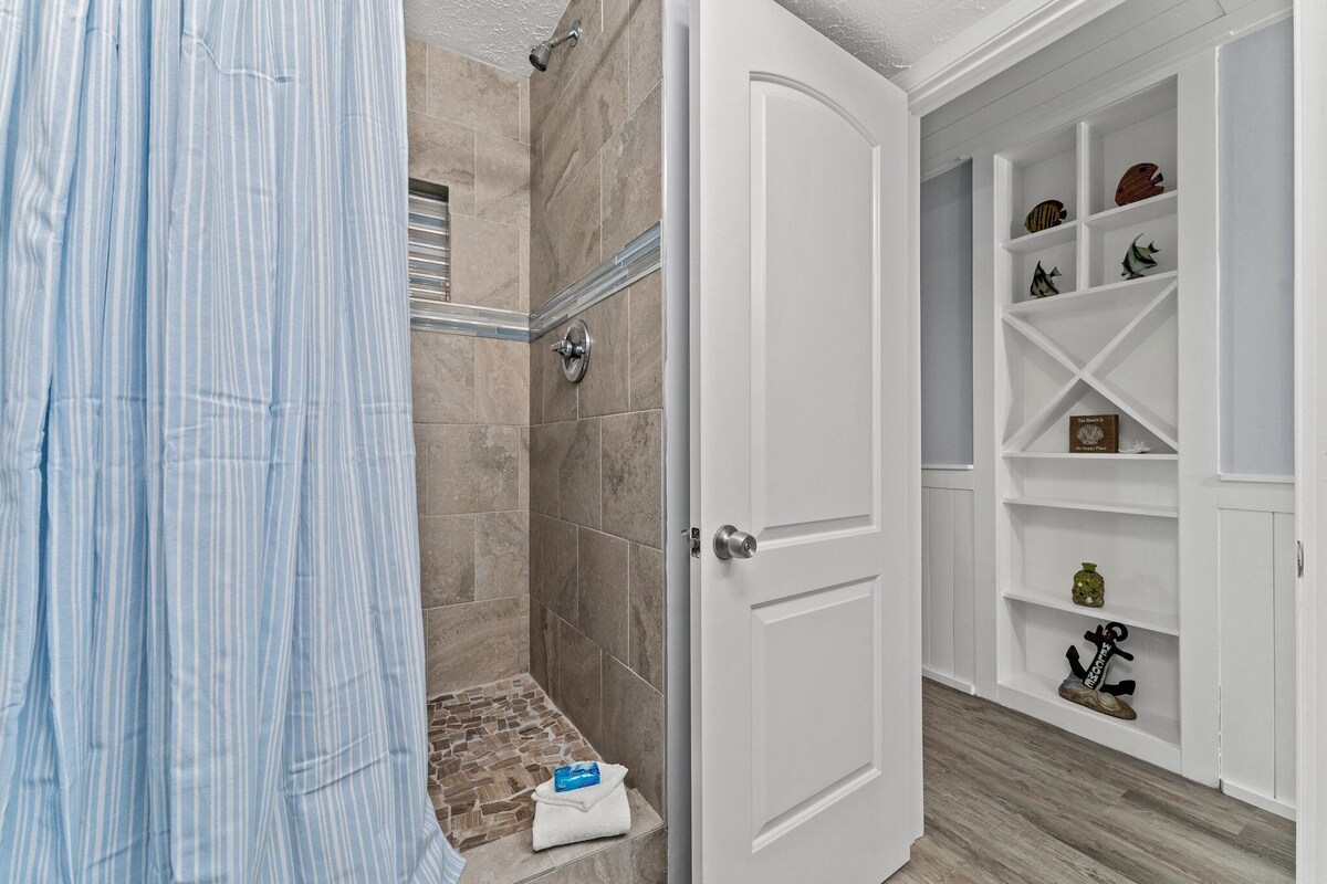 Summit 1 bedroom Sleeps 8…”Free Beach Chairs”
