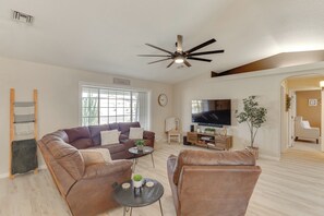 Living Room | Free WiFi | Lake Views | 6 Mi to Lake Havasu State Park