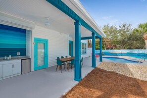 Make every moment count with Aqua's pool, free paddle boards, and kayaks!