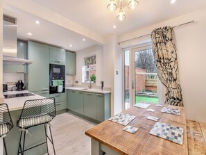Dining Area | Victoria’s Retreat - Lincoln Retreats, Lincoln
