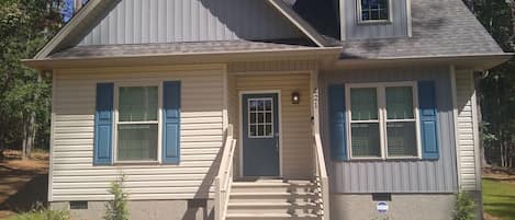 Cozy 3 Bedroom with Master on the First Floor and 2 Bedrooms Upstairs 