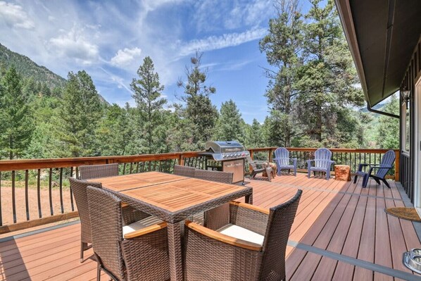 Front patio complete with grill, patio table set and comfy chairs.