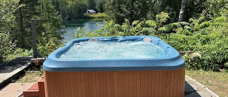 Outdoor spa tub