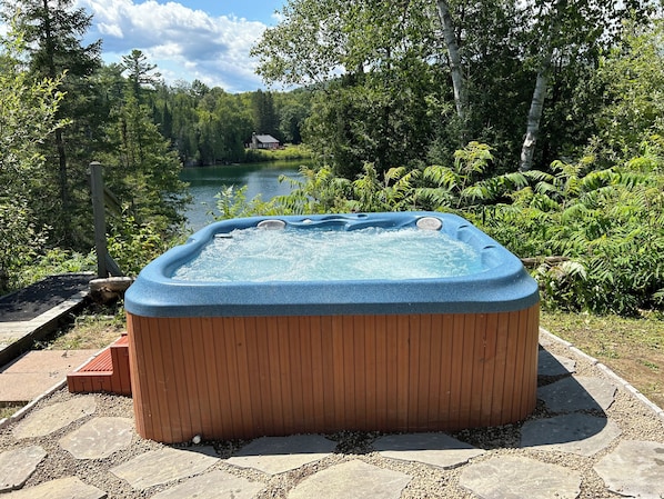 Outdoor spa tub