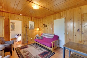 Living Room | Free WiFi | Smart TV w/ Cable | Full Futon
