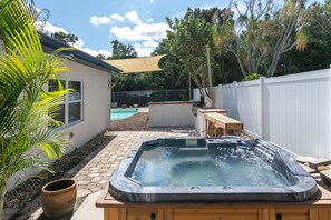 Outdoor spa tub