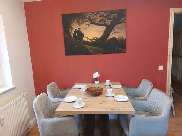 Tabelle, Möbel, Eigentum, Gebäude, Holz, Komfort, Geschirr, Pflanze, Interior Design, Stuhl