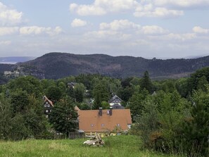 Wolke, Himmel, Pflanze, Gebäude, Natürliche Landschaft, Berg, Baum, Grundstueck, Hochland, Haus