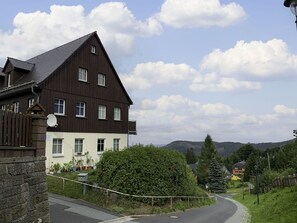 Wolke, Himmel, Pflanze, Eigentum, Gebäude, Fenster, Strassenbelag, Grundstueck, Haus, Baum