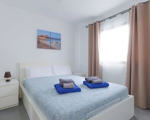 Bed,Photo of the whole room
