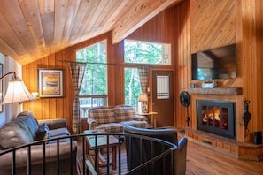 Liviing room with fireplace