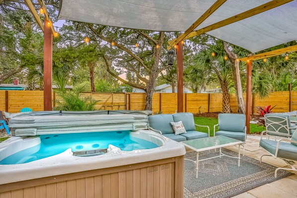 Outdoor spa tub