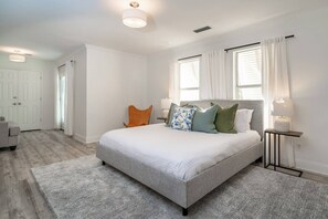 Master Bedroom - Spacious, Comfortable King Bed with Twin Sleeper Sofa