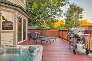 Deck | Hot Tub | Gas Grill | Outdoor Dining | 3-Level Home