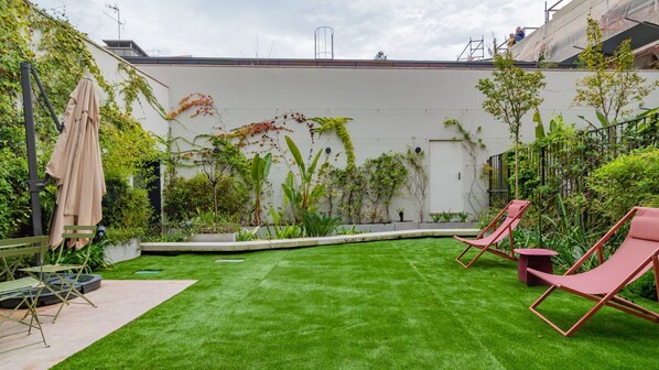 Enjoy a good glass of Portuguese wine in your own private garden,  while taking in the fresh Lisbon breeze #garden #relax #portugal #pt #lisbon