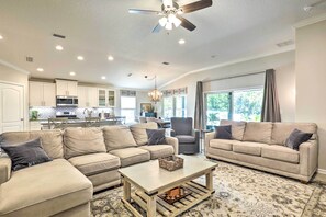 Living Room | Smart TV | Fireplace | Central Heating & A/C | Free WiFi