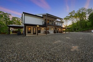 Take it All Inn - 5 bedroom cabin Sleeps 22!
