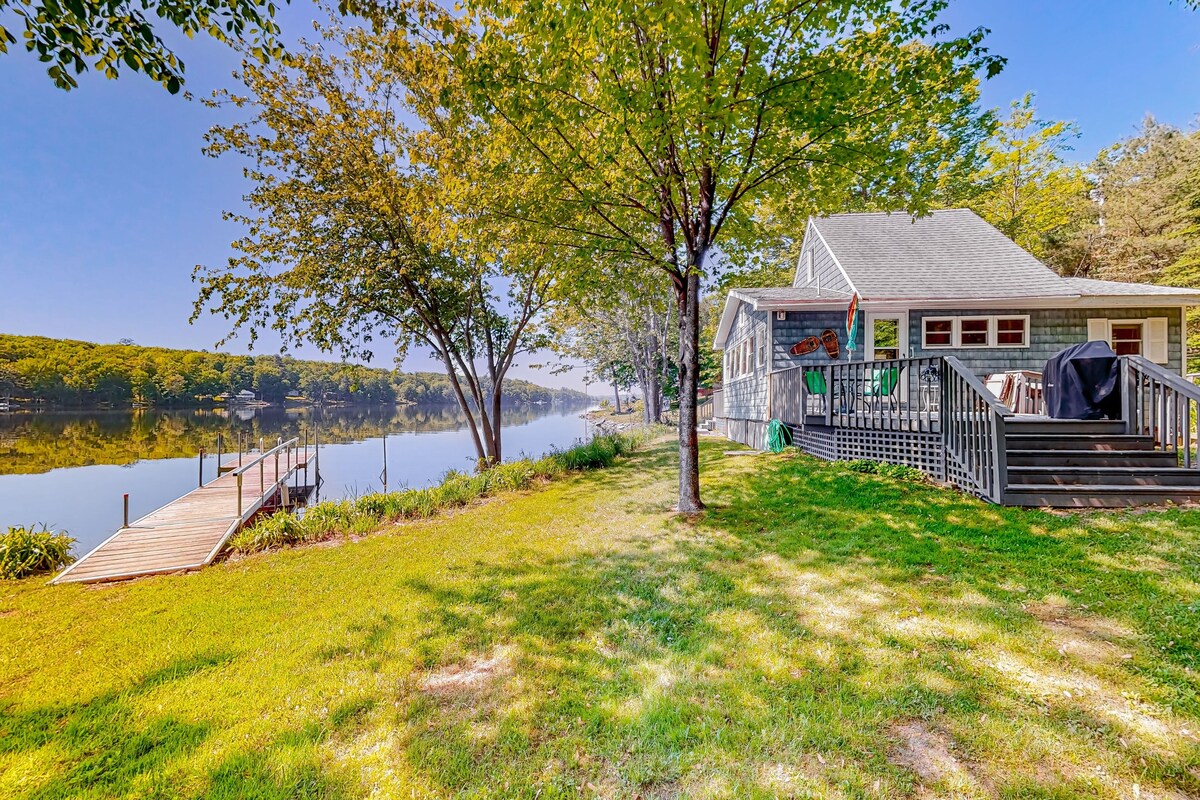 Dog-friendly pond-front cottage with deck, grill, firepit, water view, fast WiFi