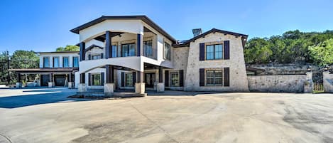 Helotes Vacation Rental | 7,398 Sq Ft | 5BR | 5BA | 2 Steps Required