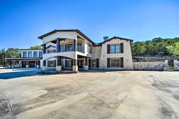 Helotes Vacation Rental | 7,398 Sq Ft | 5BR | 5BA | 2 Steps Required