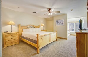 Bedroom with 1 King Bed and 2 Twin Beds (Trundle)