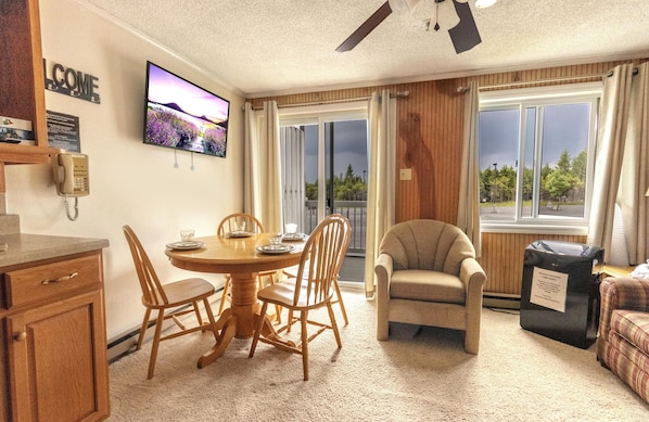 Welcome to Mountain Lodge 215, a charming property featuring an extended kitchen and a brand new deck!