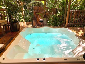 Outdoor spa tub