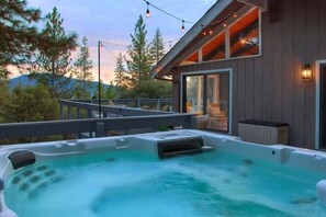 Large 7 person hot-tub with privacy and view of the beautiful sunset/forestry.