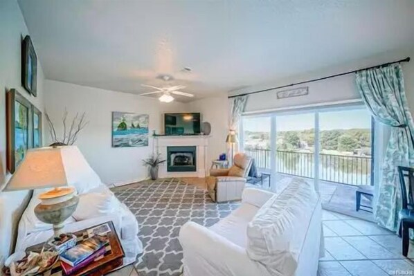 Spacious living room overlooking Lake Hamilton (Fireplace inoperable for now)