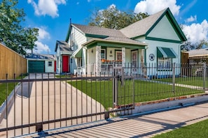 Welcome to our Stockyards Gable House! 1/4 mile to the heart of the stockyards!