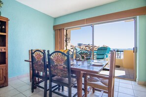 the dining table seats 6 and has great view!
