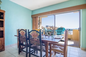 the dining table seats 6 and has great view!