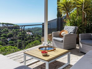 Ciel, Propriété, Plante, Meubles, Table, Bleu Azur, Bâtiment, Mobilier De Jardin, Design Intérieur, Chaise