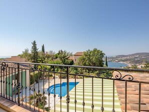 Ciel, Jour, Plante, Bâtiment, Clôture, Bleu Azur, L'Eau, Arbre, Lot Terre, Zone Résidentielle