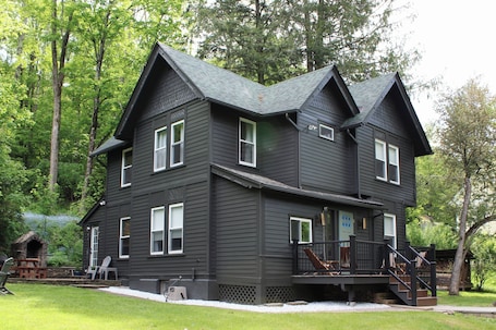 Centrally located to lakes, hiking, breweries & more!