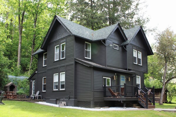 Centrally located to lakes, hiking, breweries & more! 