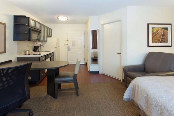 Studio Suite - Queen / Studio Suite - Queen - ADA - Roll-In Shower / Studio Suite - Queen - Mobility Accessible - Tub