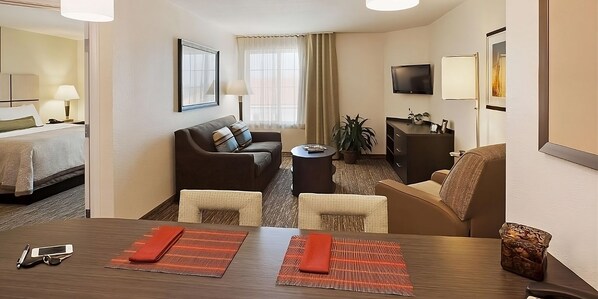 Studio Suite - Queen / Studio Suite - Queen - ADA - Roll-In Shower / Studio Suite - Queen - Mobility Accessible - Tub
