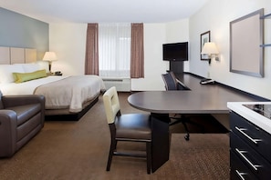 Studio Suite - Queen / Studio Suite - Queen - ADA - Roll-In Shower / Studio Suite - Queen - Mobility Accessible - Tub
