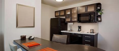 Studio Suite - Queen / Studio Suite - Queen - ADA - Roll-In Shower / Studio Suite - Queen - Mobility Accessible - Tub