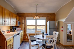 Kitchen | Single-Story, 2nd-Floor Studio