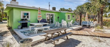 The whole crew can relax on this large back deck