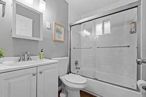 Upstairs Bathroom with Tub/Shower Combo