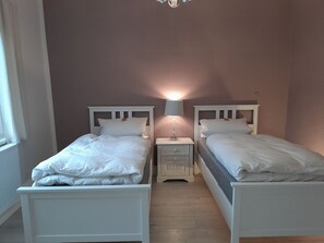 Schlafzimmer mit getrennten Betten