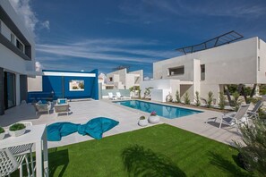 Garden with barbecue, seating area, dining area, sunloungers and private pool