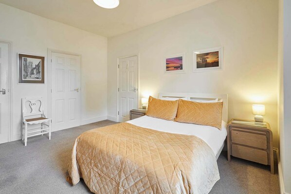 Fox's Hideout, Whitby - Host & Stay