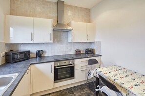 Fox's Hideout, Whitby - Host & Stay