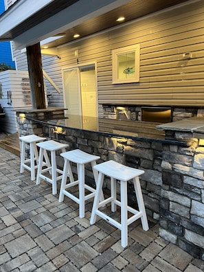 Covered outdoor wet bar with Fridge and outdoor TV